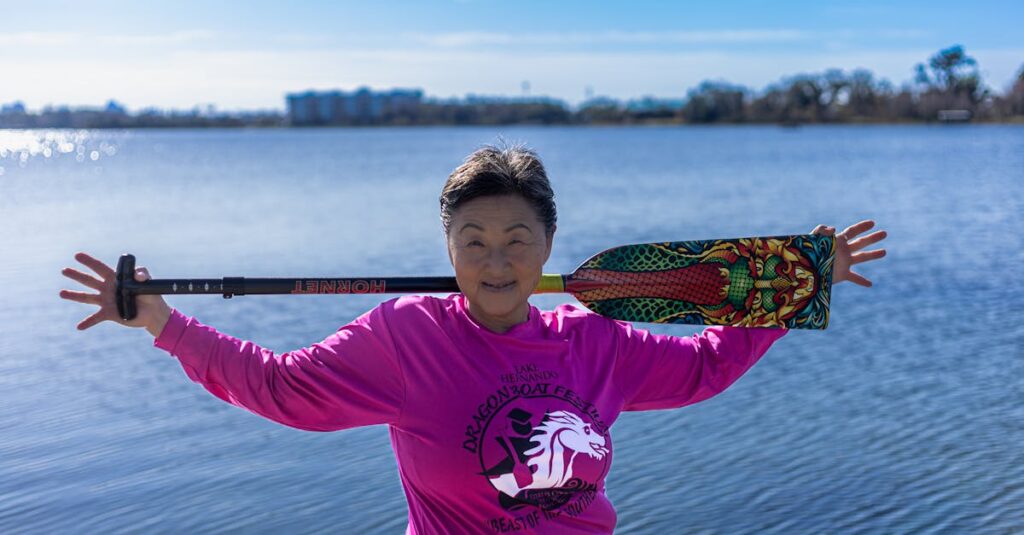龍神の波動と人の気が調和し、光に包まれて前へ進むスピリチュアルなイメージ