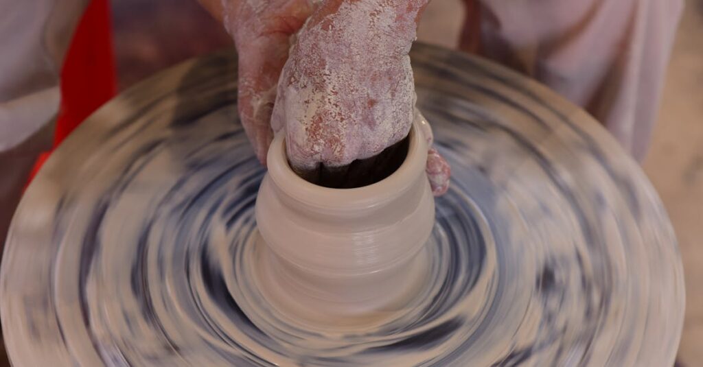 粘土で龍神像を形づくる人の手と、そこに宿る氣の流れを表現した神秘的なイメージ。