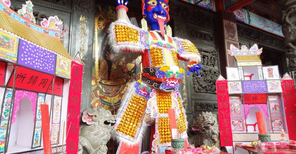 龍神様のサインやお告げを受け取った人々の実際の体験談を象徴する神秘的な光のイメージ。