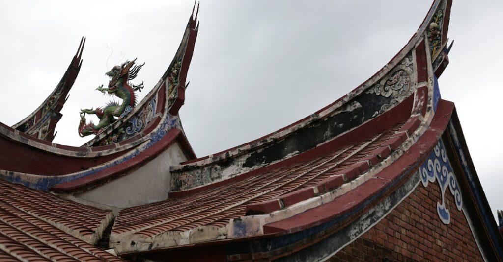 さまざまな形の龍神雲が空に浮かぶ、頭・昇り龍・巻き龍などを表現した幻想的な光景