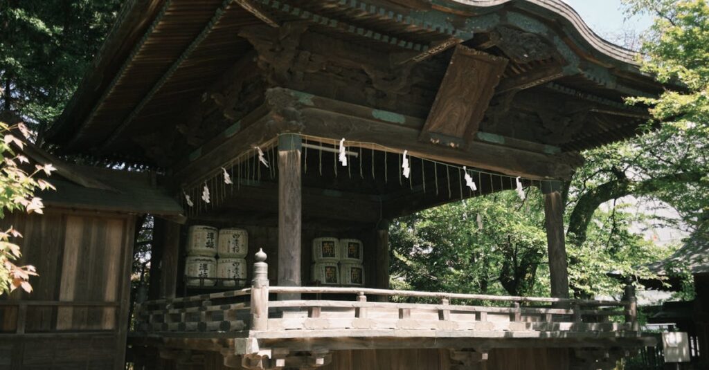 全国の龍神パワースポット神社を象徴する、霧と光が交錯する日本の神社と龍雲のイメージ。