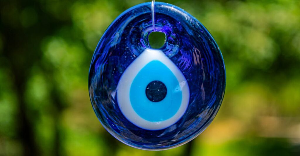 龍神ストラップとお守りを通じて氣の流れを持ち歩く様子を描いた、光と龍のエネルギーが交差する神秘的なイメージ。