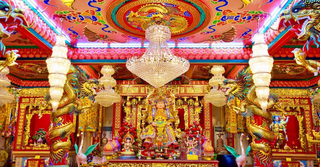 金色や水晶の龍神雑貨が光を反射し、気の流れを象徴する美しいインテリアアート