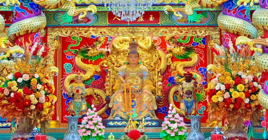 龍神様が宿る神社の氣が流れる聖地を象徴する、光と水に包まれた神秘的な神社のイメージ。