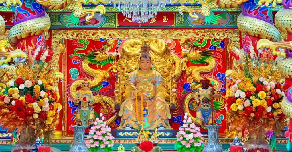 龍神様を祀る祭壇に光が流れ込み、空間全体が清らかな波動に包まれる神聖なアート