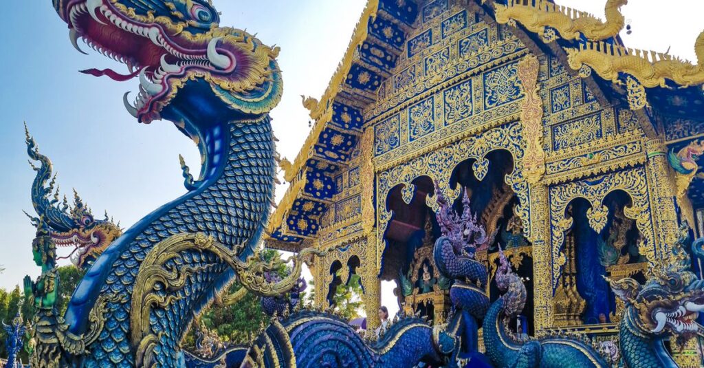 青龍・白龍・黒龍・金龍が夢の世界に現れ、それぞれ異なる光と意味を放つ幻想的な場面