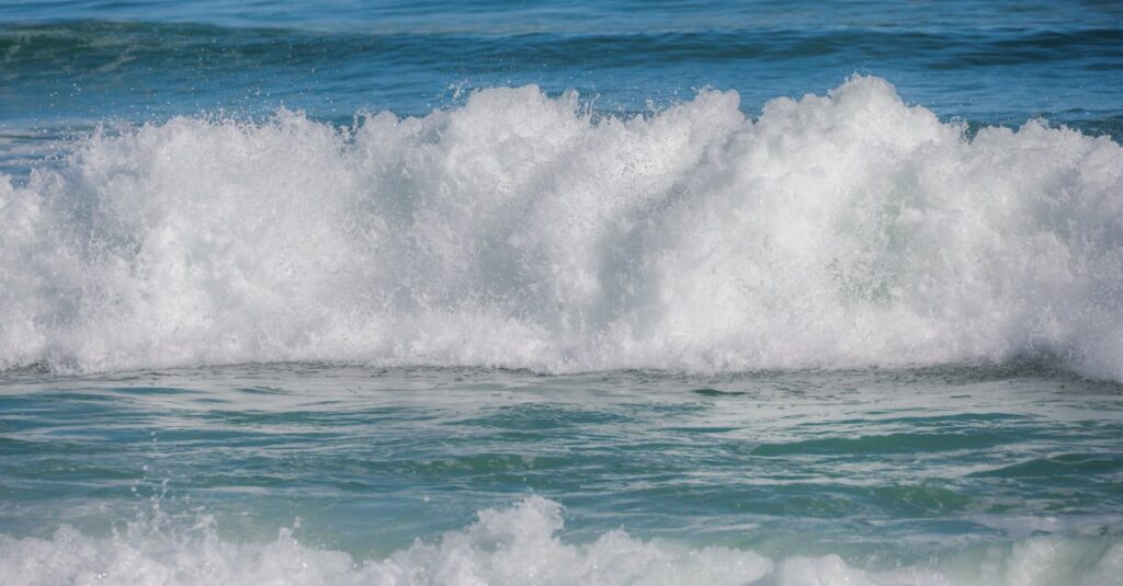 陶芸の土に龍神のエネルギーが流れ込み、光の粒子が舞う幻想的なイメージ