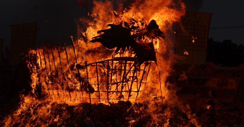 龍神様とのご縁とは何かを象徴する、神秘的な光と龍のエネルギーが交差する幻想的なイメージ。