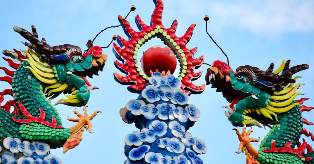 陶芸の窯で焼かれる龍神の置物が光を放ちながら完成していく神秘的なイメージ