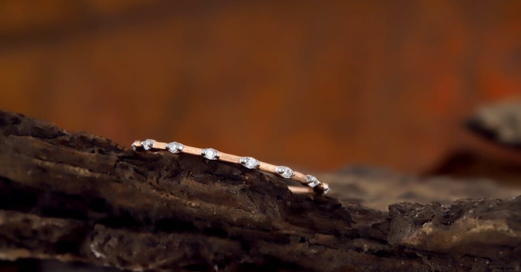 青龍・白龍・金龍・黒龍それぞれのエネルギーに対応するパワーストーンが並ぶ神秘的なアート