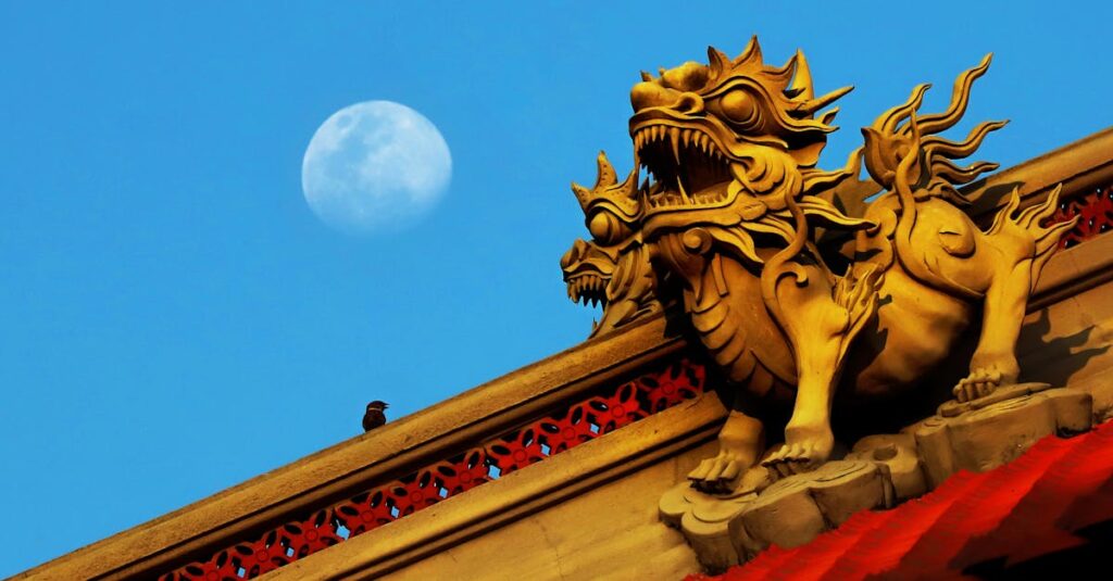 風と光が通る部屋に龍神のインテリアが配置され、穏やかな気が流れるスピリチュアル空間