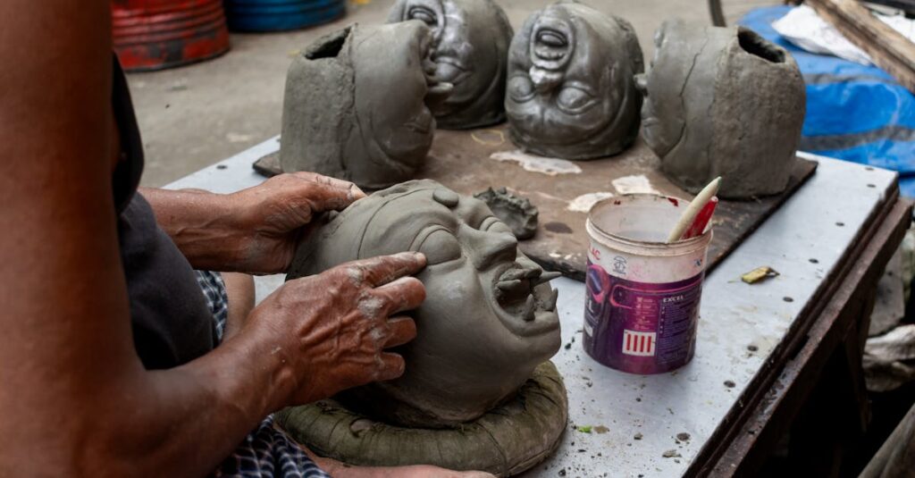 龍神の形を粘土で整えながら祈りを込めて制作する様子を描いたスピリチュアルなアート