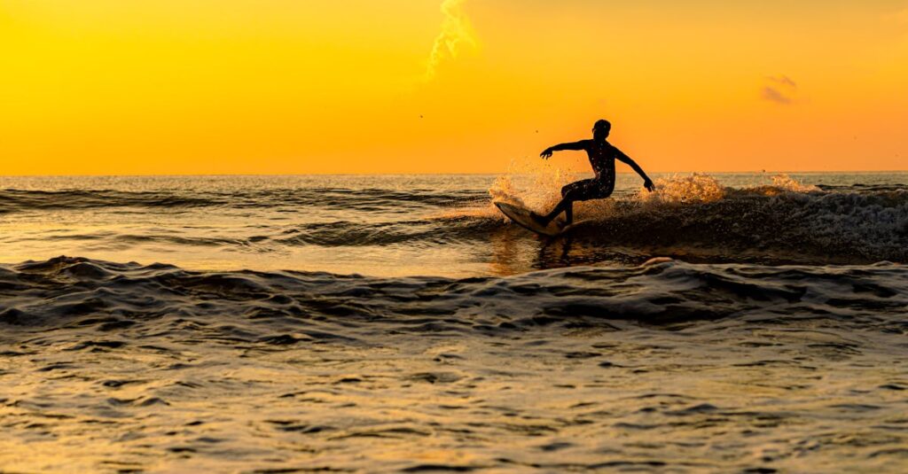 自然と人間の気が調和し、龍神エネルギーが循環する光の流れを描いたイメージ