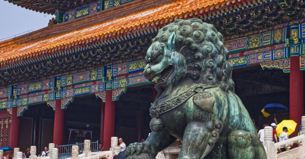 龍神の加護を受ける人の周りに光のオーラが現れ、守護のエネルギーが流れている様子を描いたイラスト