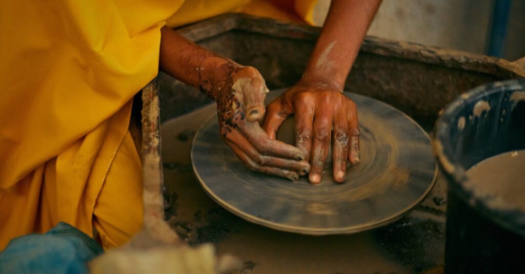 陶芸の土に龍神のエネルギーが流れ込み、光の粒子が舞う幻想的なイメージ