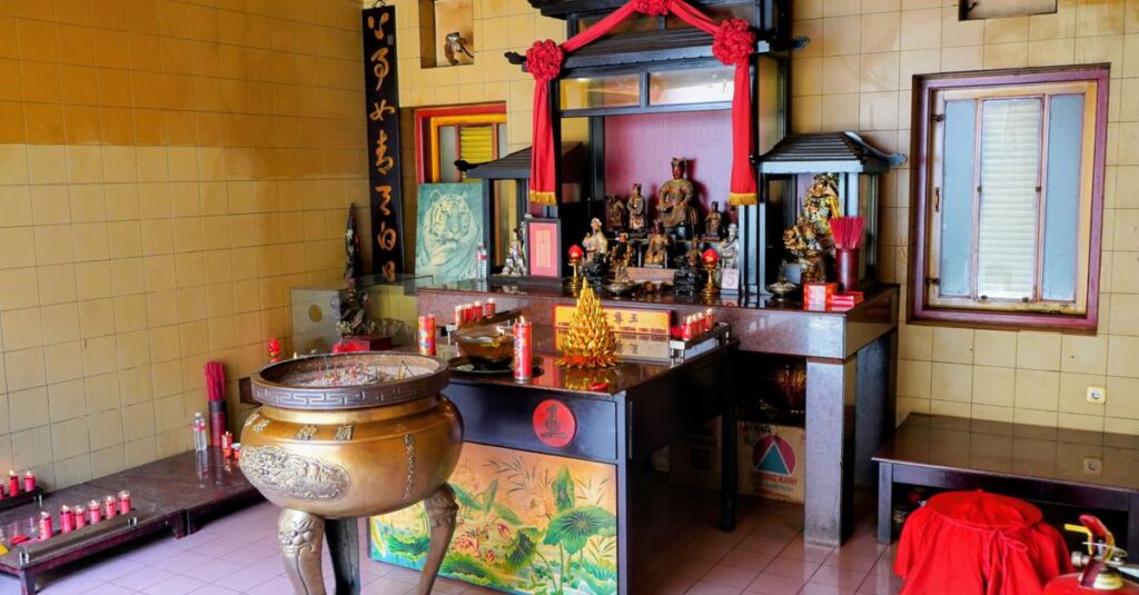朝日が差し込む神社で、龍神様に感謝を捧げる参拝者の姿を描いた清らかなアート