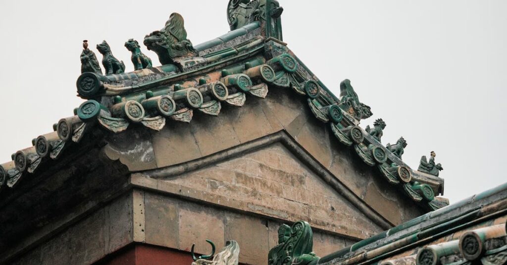 光に包まれた龍神が守護霊として人を見守り導いている様子を描いた神秘的なイラスト