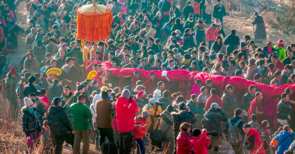 龍神の使いが放つ神聖なエネルギーとその役割を象徴する光のイメージ