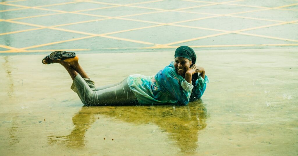 水の浄化エネルギーの中に龍神の波動が流れ、空間や人を清めている様子を描いたイラスト