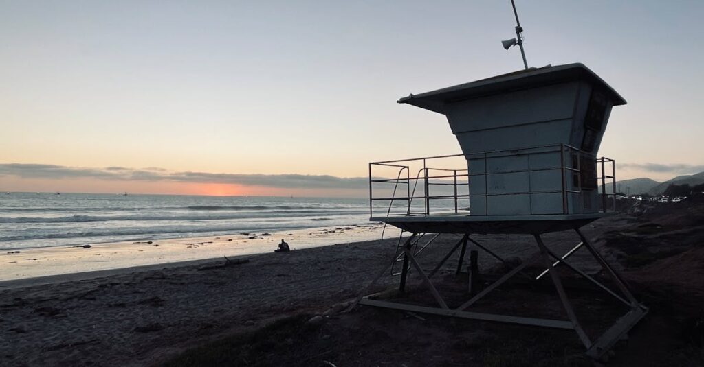 夢の中で龍神様が光や水、雲や炎を通してメッセージを伝えている幻想的な光景