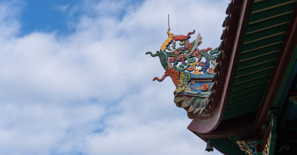 夢の中で龍神様が光や水、雲や炎を通してメッセージを伝えている幻想的な光景