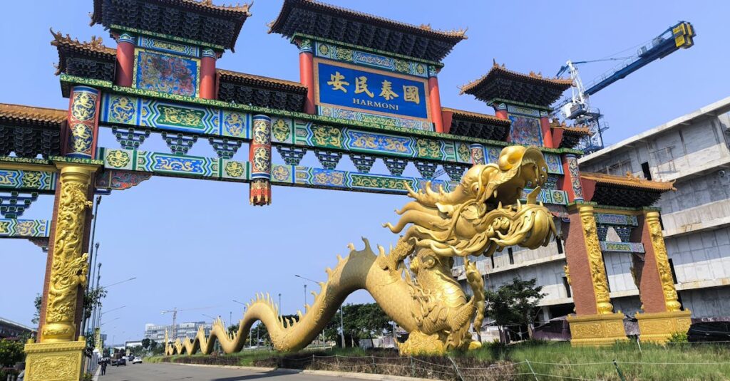 龍神様の光が人の心を照らし、天と地がひとつに調和するスピリチュアルなアート