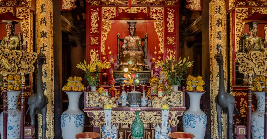 龍神様に祈願する人が神社で静かに手を合わせ、光に包まれる神秘的なシーン