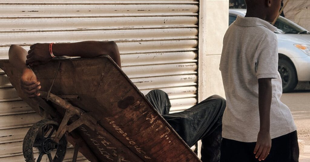 龍神様の光が日常生活の中に流れ込み、人々が感謝と祈りで調和する様子を描いたアート