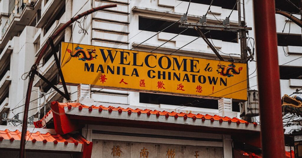 龍神の波動を感じ取る瞬間を表す光と自然現象が共鳴する神秘的なイメージ