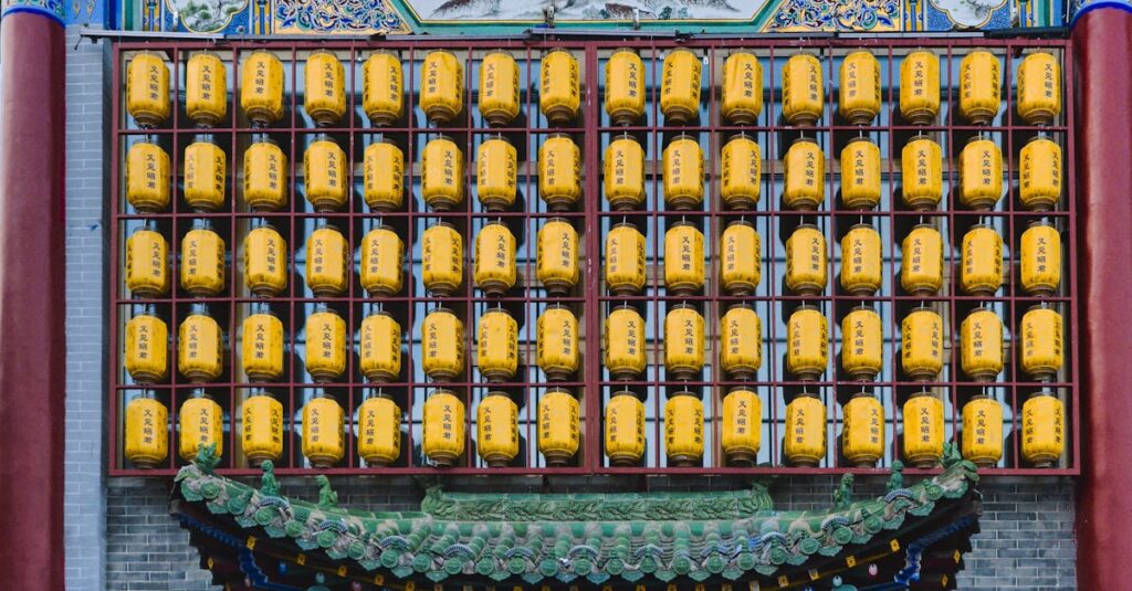 部屋に龍神の絵を正しい方角に飾り、光が流れる神秘的な室内のイメージ