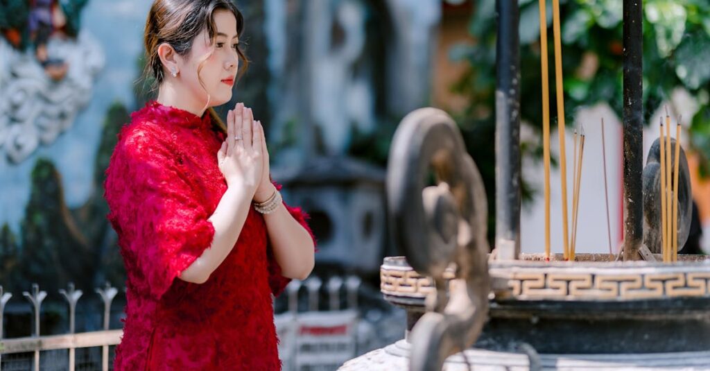 龍神様に祈願する人が神社で静かに手を合わせ、光に包まれる神秘的なシーン