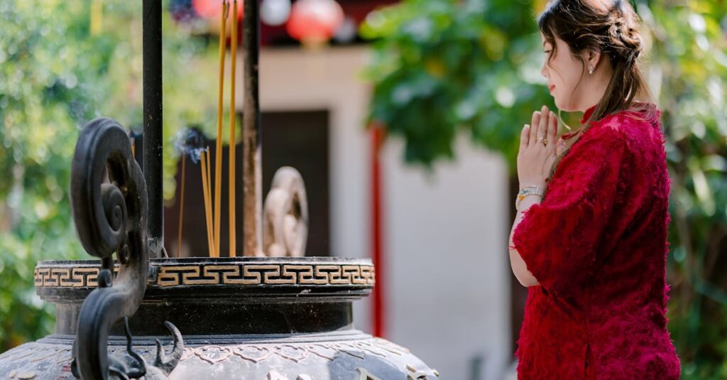 瞑想中に龍神の光と波動を感じながら言霊で交流する神秘的な場面