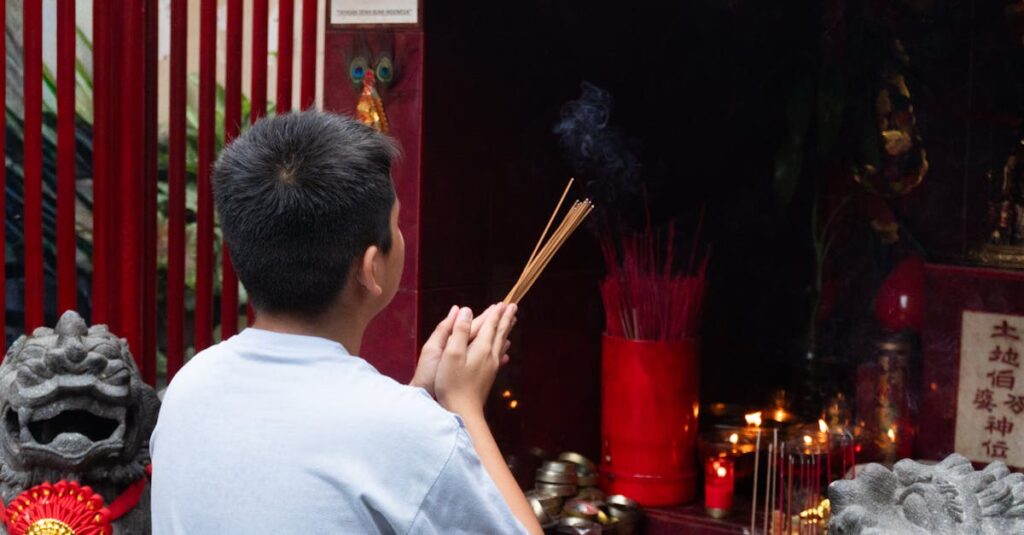 完成した龍神像を祀る祭壇と香の煙が立ちのぼる神秘的な空間のイメージ。
