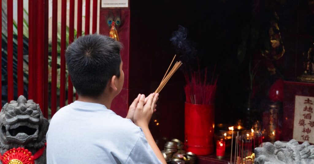 龍神様の名前を呼びながら祈る人に光が降り注ぎ、神聖な波動が広がるスピリチュアルアート