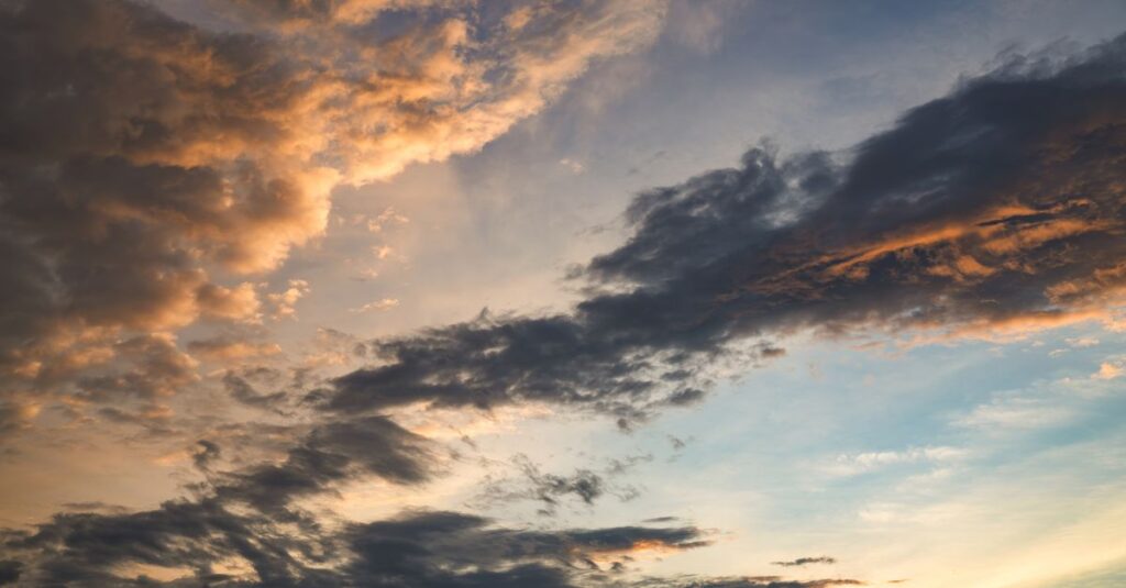 空に浮かぶ龍神雲を静かに撮影する人、光が雲を照らし神秘的に輝くスピリチュアルな風景