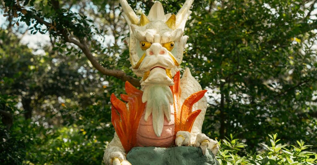手作りの龍神像が光の氣を放ち、制作者の前で神秘的に輝くスピリチュアルな雰囲気のイメージ。