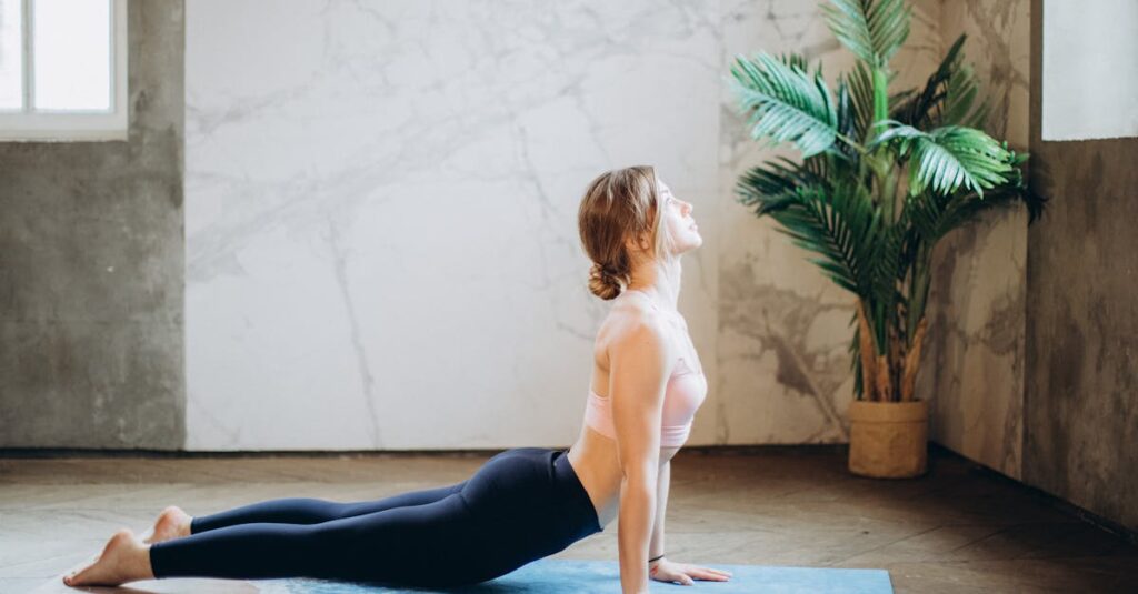 龍神と共に瞑想するイメージ。穏やかな光に包まれた人物が静かに座り、龍の気配を感じる幻想的な構図。