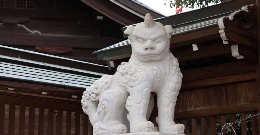 全国の龍神パワースポット神社を象徴する、霧と光が交錯する日本の神社と龍雲のイメージ。