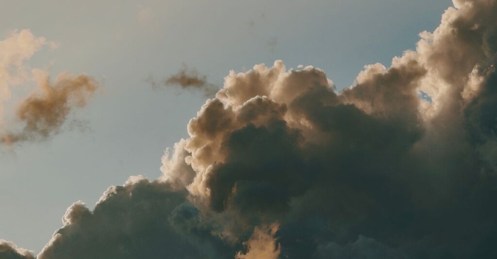 龍の形をした雲や光が現れ、龍神の存在を象徴する神秘的な空のイメージ