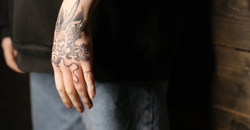 龍神アートを直感で選ぶ人が光に包まれ、守護龍とつながる瞬間を表した幻想的なイラスト