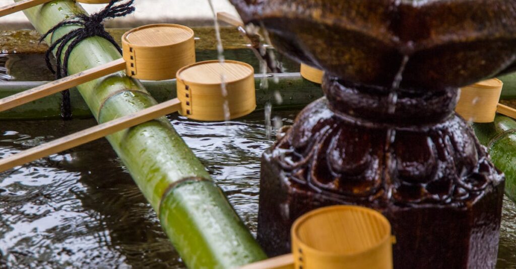 水の浄化エネルギーの中に龍神の波動が流れ、空間や人を清めている様子を描いたイラスト