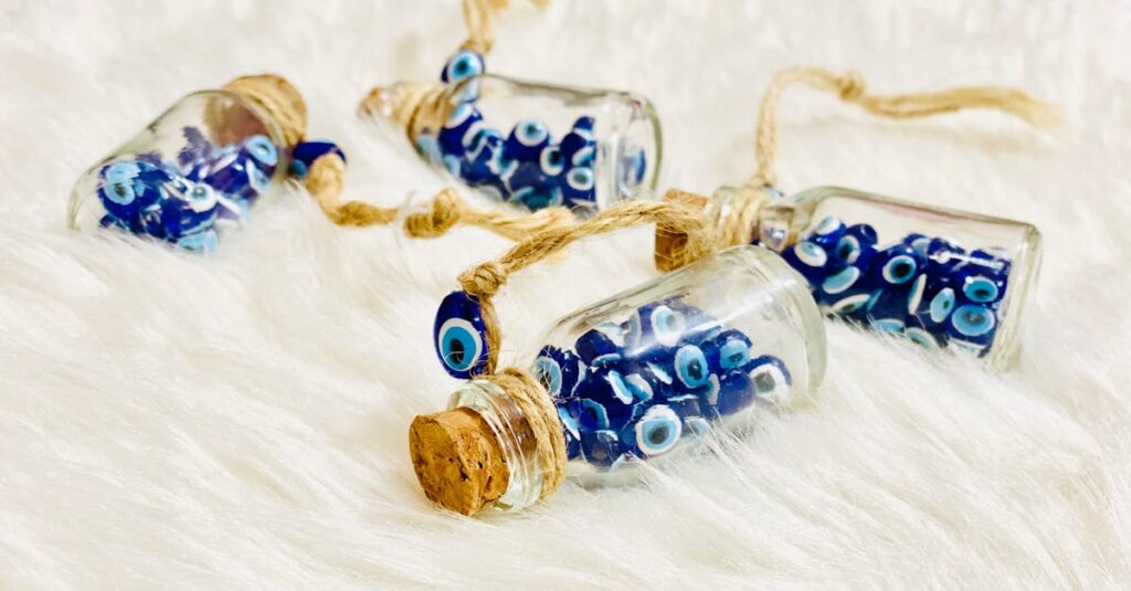 龍神のお札と護符を並べ、金色の光で波動が共鳴する様子を描いた幻想的なアート