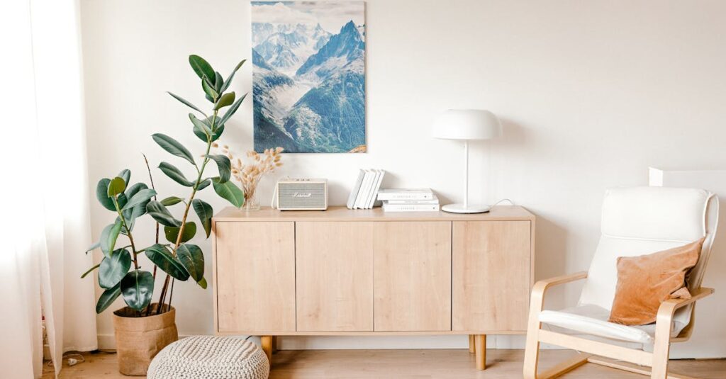 部屋の中央に龍神の置物が飾られ、金色の光が空間全体に広がる神秘的なアート