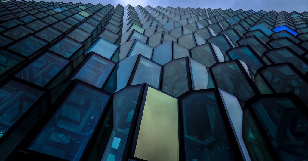 さまざまな形の龍神雲が空に浮かぶ、頭・昇り龍・巻き龍などを表現した幻想的な光景