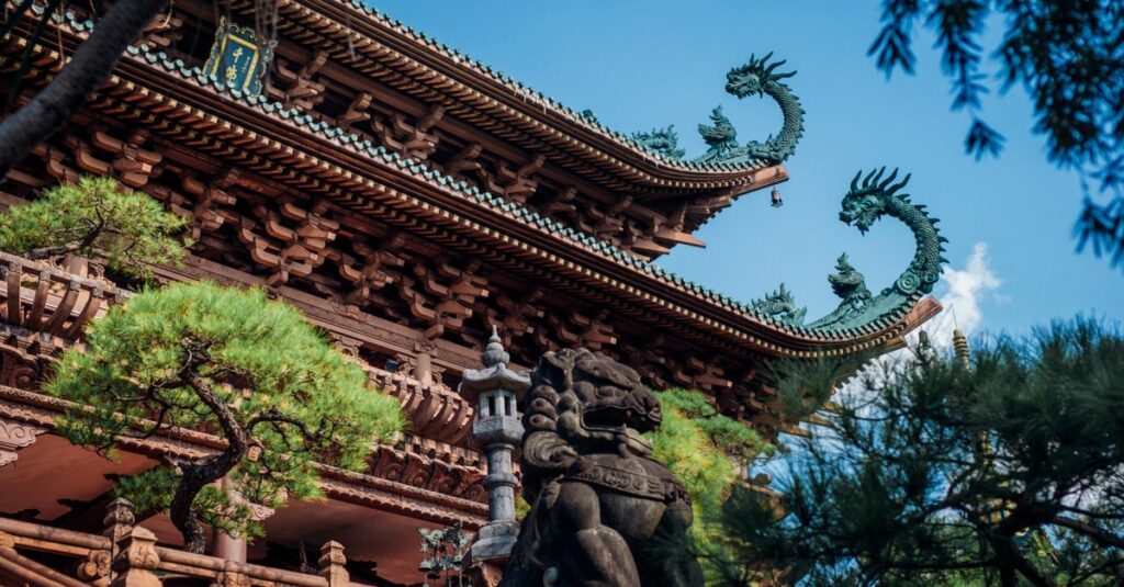 龍神の加護によって開運した人々の体験を象徴するイメージ。龍神の光が人々を照らし導く幻想的な構図。