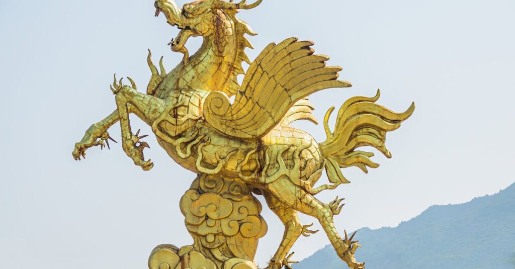 金色や水晶の龍神雑貨が光を反射し、気の流れを象徴する美しいインテリアアート