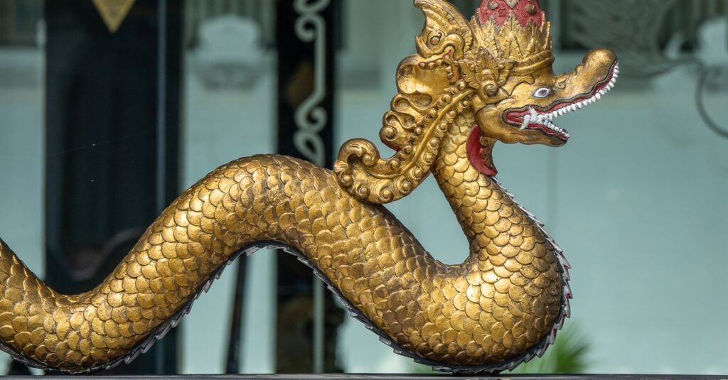 龍神様が金運を動かす氣と流れの法則を象徴する、黄金の光と龍のエネルギーが循環する神秘的なイメージ。