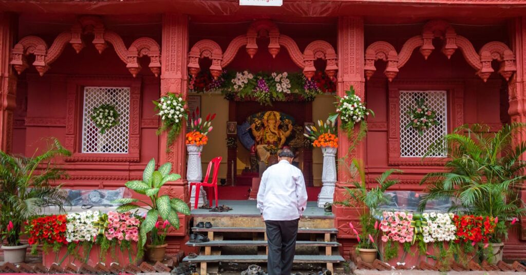 朝日が差し込む神社で、龍神様に感謝を捧げる参拝者の姿を描いた清らかなアート