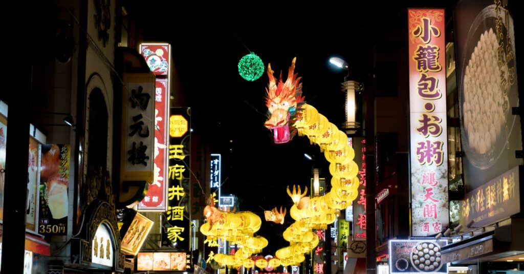 龍神の導きのサインとして光が差し込み、自然が動き始めるスピリチュアルな場面