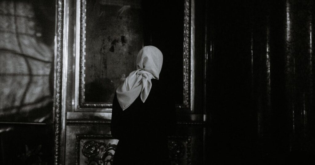 神の眷属としての存在が人間と関わる姿を象徴する幻想的なイメージ